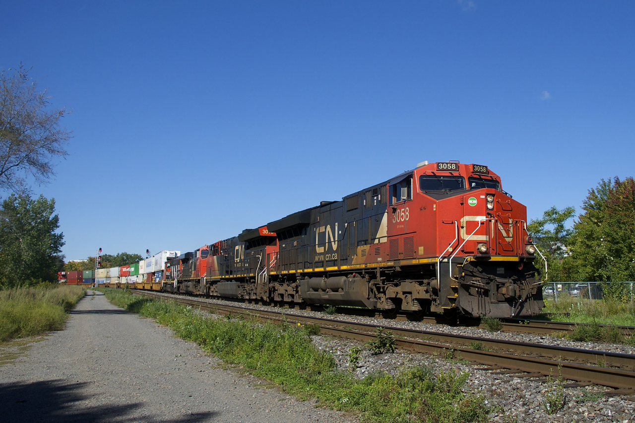 CN 3058, CN 3016, CN 2825 & CN 4778 are the power on CN 120 as it passes through St-Henri.
