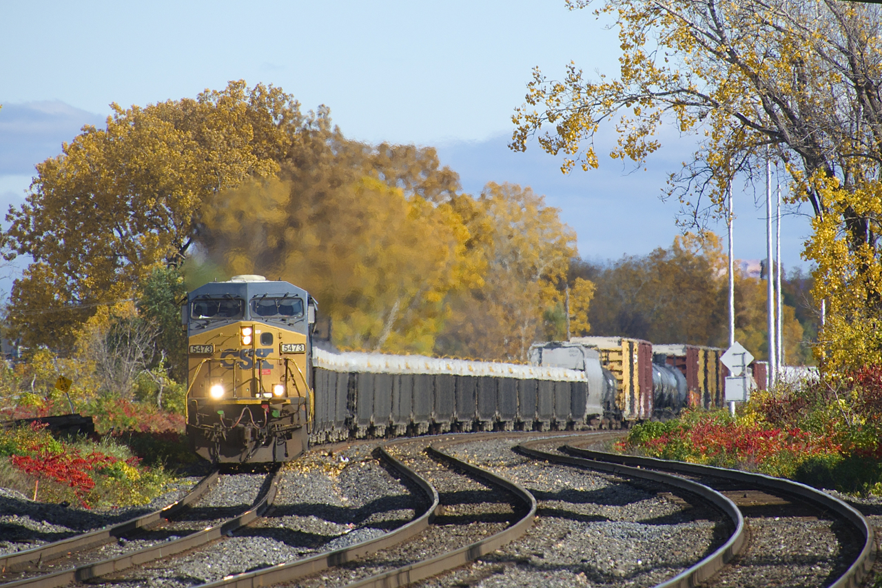 CN 327 is going through an s-curve as it approaches Dorval Station.