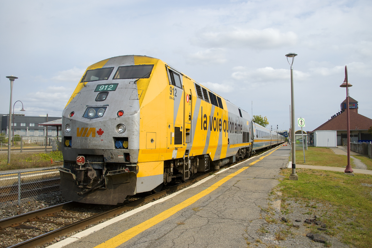 VIA 912's nose has seen better days, here it brings up the rear of VIA 62 which is stopped at Dorval Station.