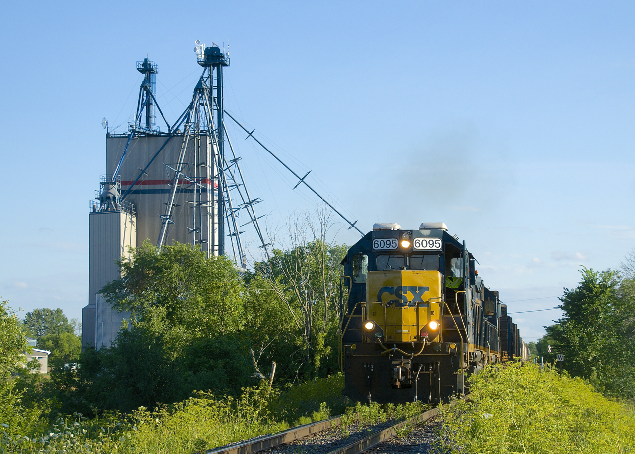 CSXT B786 is passing Dundee Feeds In Huntingdon a bit before sunset. Soon it will back three hoppers towards the mill.