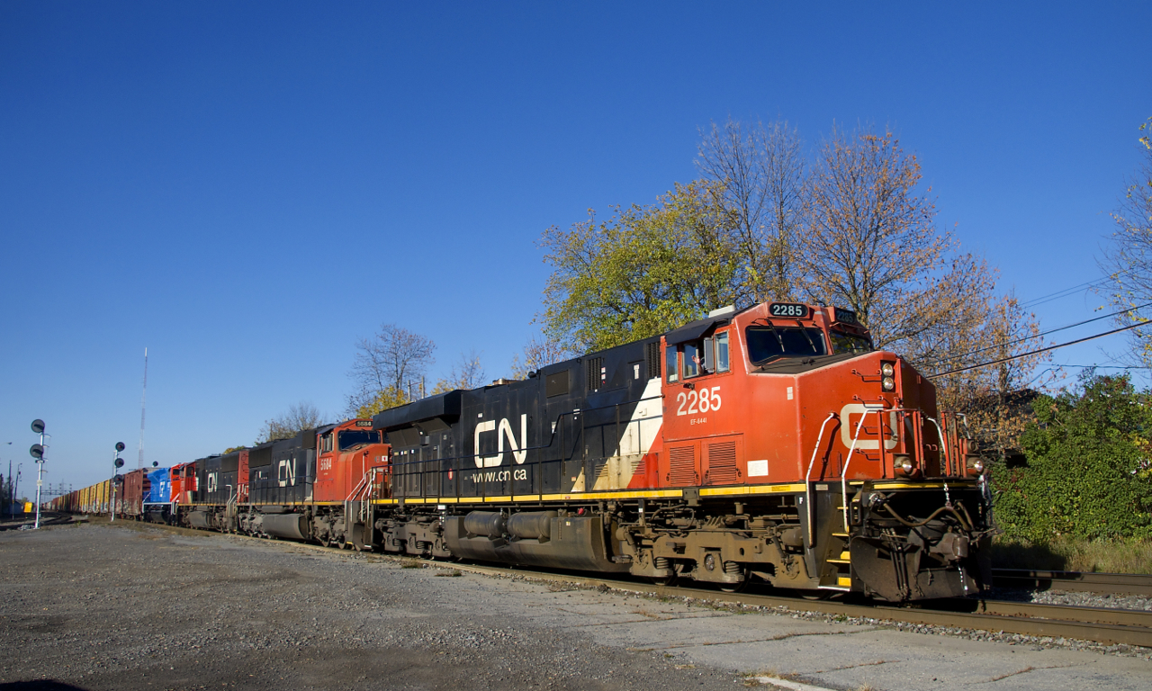 The engineer gives a wave as CN 368 passes Coteau Station. Power is CN 2285, CN 5684, CN 5776 & CN 8952 in fresh GT paint.