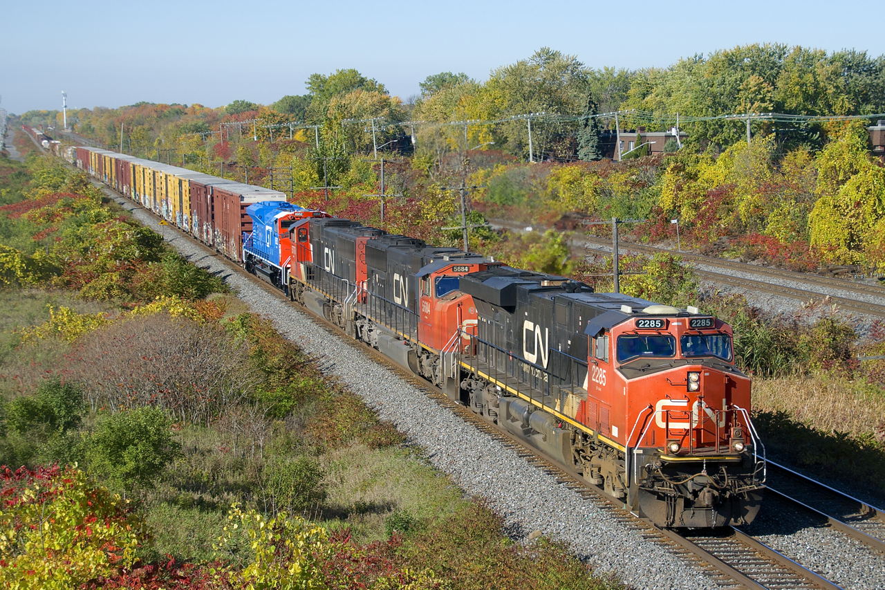 CN 368 has the GT heritage unit (CN 8952 in fresh GT paint) last out as it passes Beaconsfield just after it had met counterpart CN 369. Ahead are CN 2285, CN 5684 & CN 5776. With only CN 2285 on-line (and restricted to notch 7), this 117-car train is not making track speed.