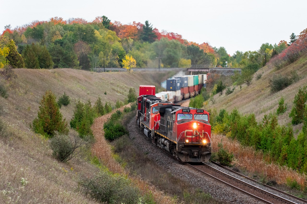 A shot from an angle many of you have likely seen before, and here’s my take on it. In some nice evening light, CN 2572 leads a pair of SD75is on Q149 as they are in notch 8 climbing the hill at Beare, closely following trains M305 and Q147, while 148 was waiting at McCowans. The track in the background is the CP Belleville Sub, and many shots have been taken here where a CP is crossing over top of a CN. For the almost 7 hours I was out this particular day, not a single CP train made an appearance.