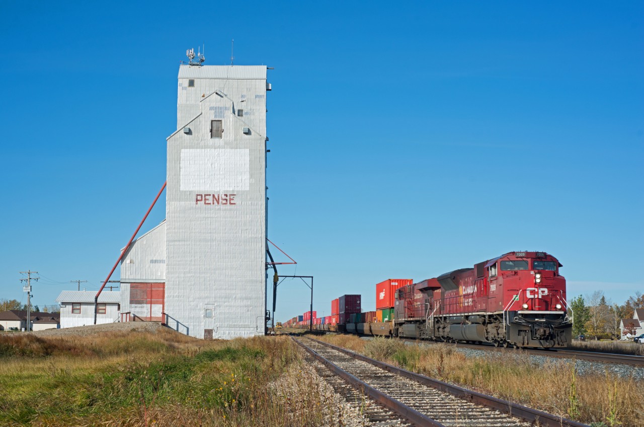 The only elevator still standing on the Indian Head Sub between Regina and Moose Jaw is in the town of Pense. CP 7009 East is beginning to slow down to work the Global Transportion Hub near Grand Coulee SK.