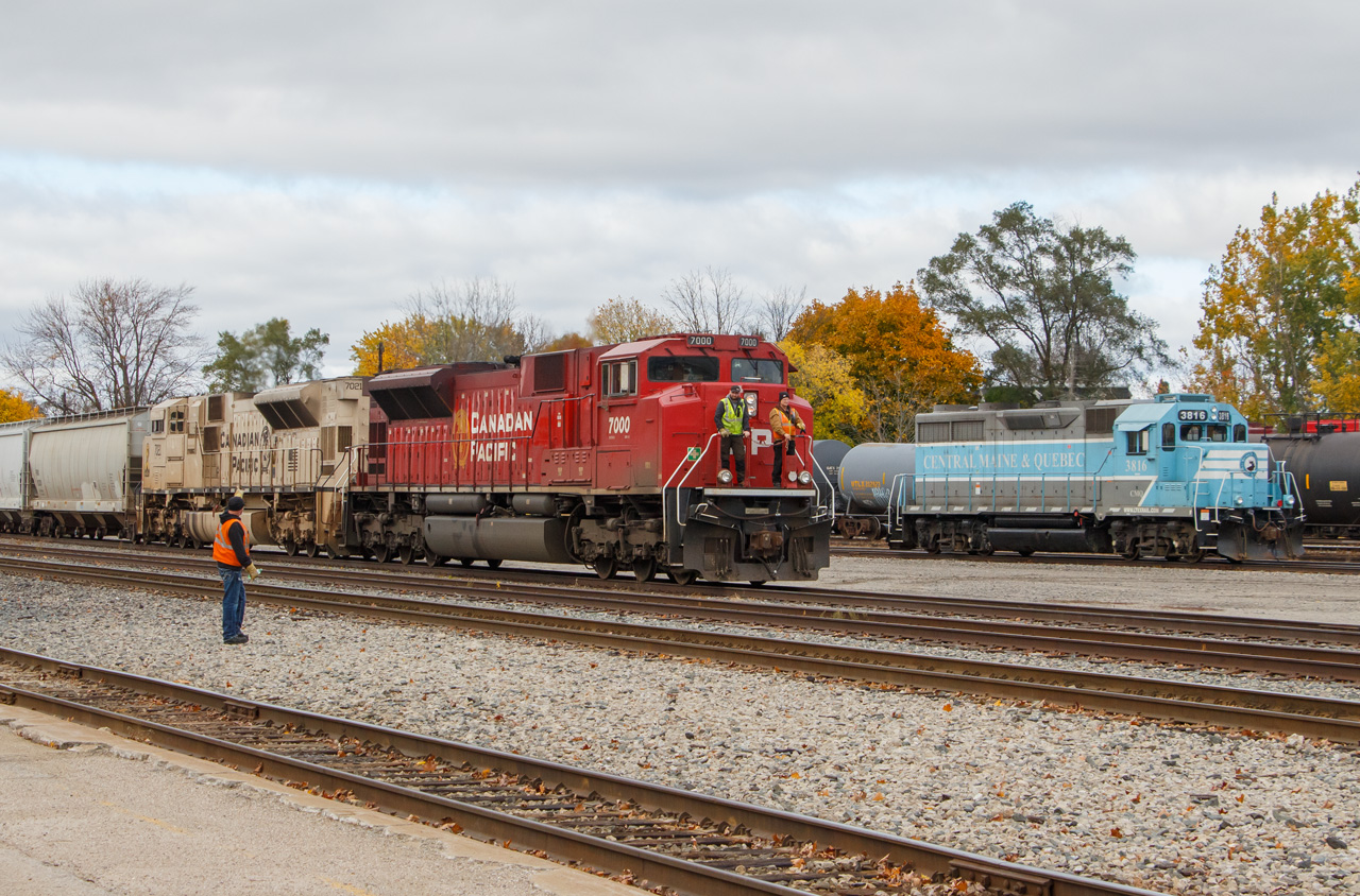 Incoming and outgoing crews greet each other as CP #142 pulls into the #2 yard track in Smiths Falls. The crews will work together to expedite the train's set out and pick up from the east yard.

With class unit 7000 leading 7021 in the Army Arid Regions tribute scheme, the power was already pretty interesting, but with CMQ 3816 idling in the yard, the scene was even more diverse. Apparently the CMQ "GP38-3M" appeared overnight.