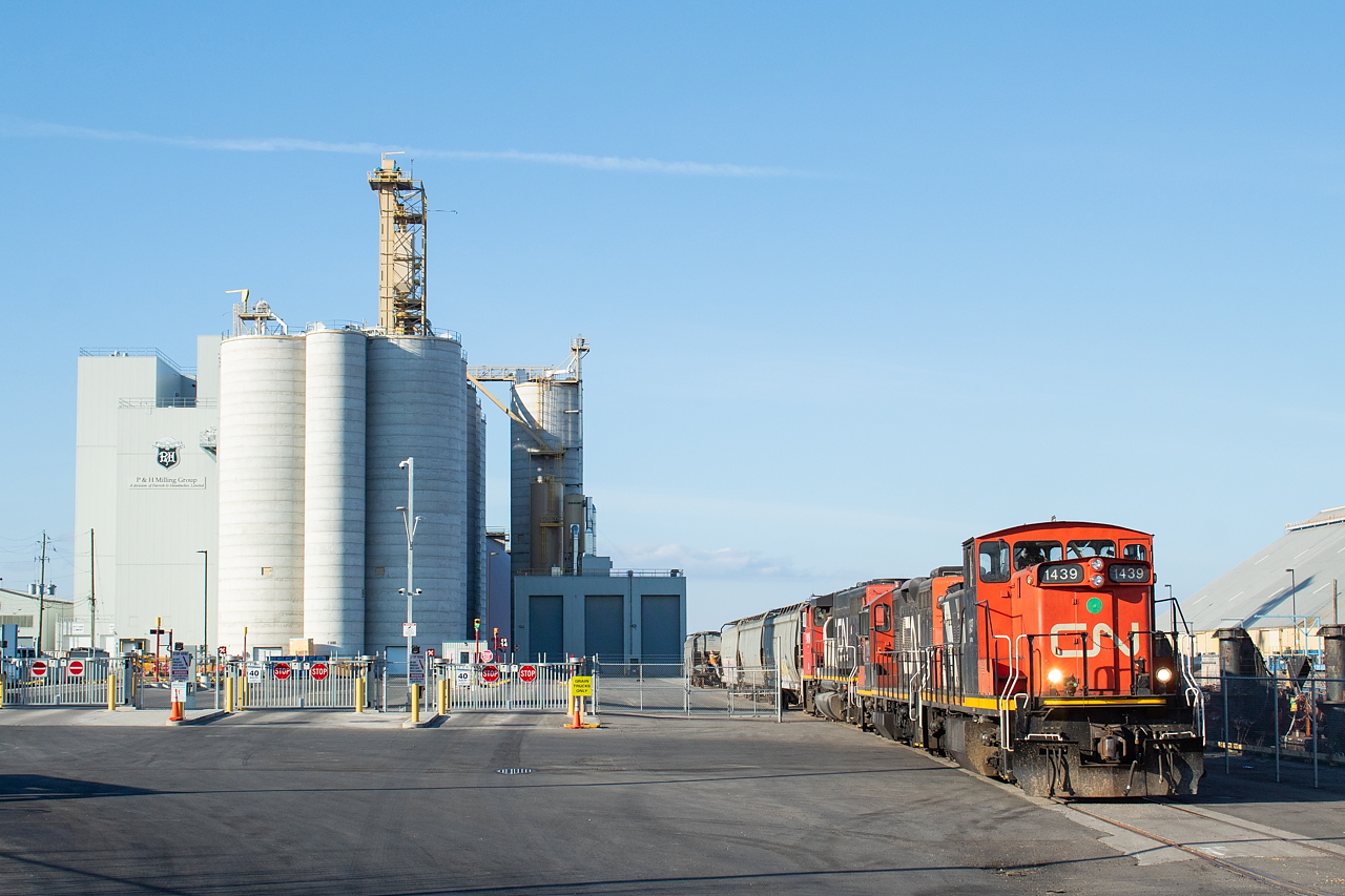 What was then the 1400 Yard Job (now ordered 1500) with three cars to spot at P&H in Hamilton's north end. An angle I'd like to do more, but one that doesn't seem to present itself in the sun all that often. This one was complete luck - I was driving back home from Niagara when I got stopped at the crossing by them shoving back.