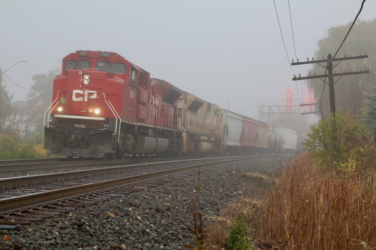 There is something about the fog that always brings me trackside. As luck would have it after my morning school run I noticed that CP 234 was bearing down on Streetsville. While I was hoping the signals would put on more of a laser show, I wasn't disappointed with the consist as SD70ACU class unit #7000 leaned into the curve just east of Ontario Street with "Desert Storm" painted #7021.