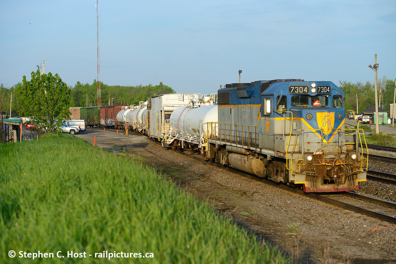 It's 0658 and getting up early had its privileges on May 23'rd, the Spray train is now on the Hamilton sub and going to turn on the wye before going south. The would get to kinnear by 0845 which meant you had to get out early. This was the 1'st year of the D*H power on the spray train, magically 7303 would come the next year, and it's been something half decent every year thereafter... but not D&H. Word of advice: when they are spraying, do keep your distance, I certainly do.. especially if you are young :)