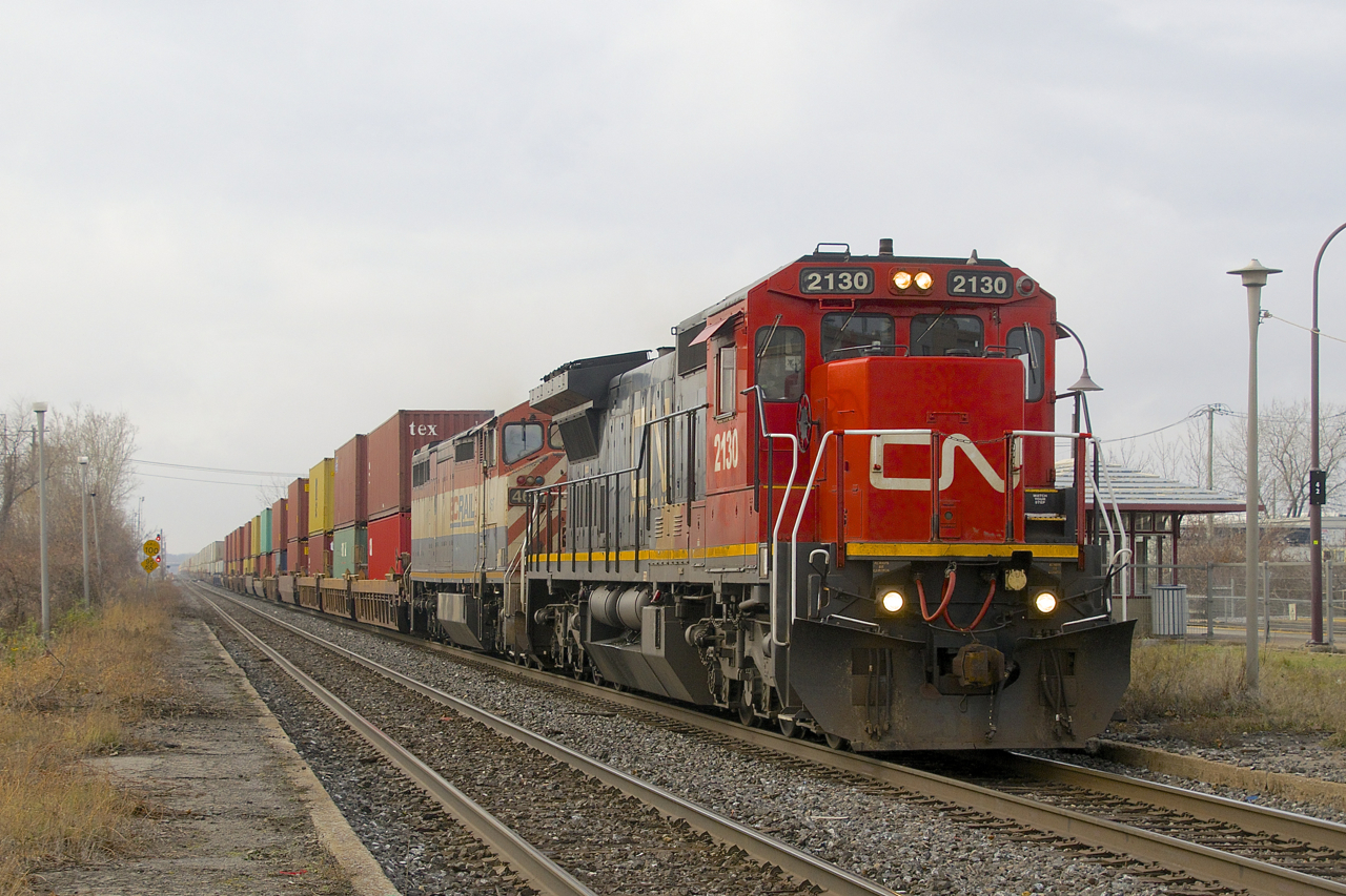 Dash8's are living on borrowed time, so it was a nice surprise to hear that CN X106 had two of them for power. Here it passes through Dorval with CN 2130, BCOL 4617 & 151 platforms.