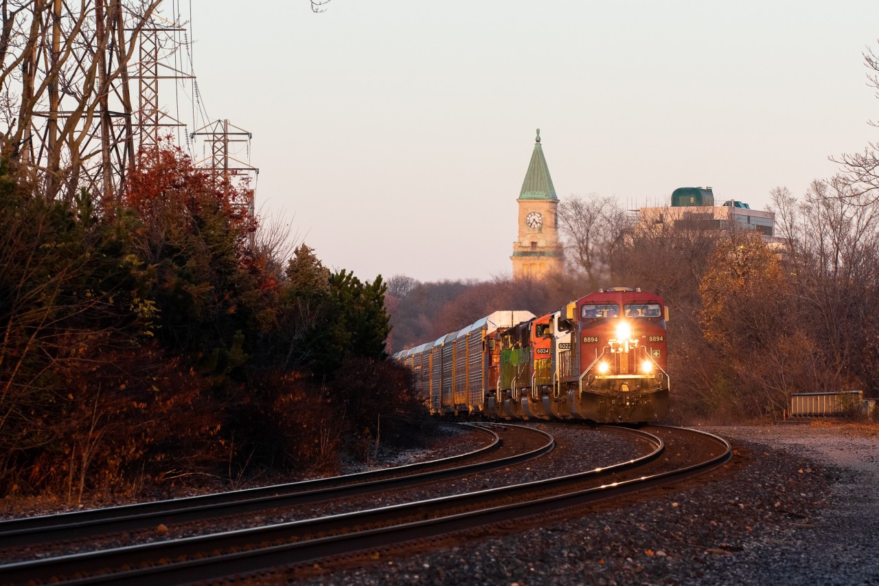Sandwiched between 2 CP GEs, 3 ex-BN triclops SD60Ms hitch a ride dead-in-tow on CP 147 as it flies through Summerhill at last light. The 60Ms are believed to be heading back to their owner (CIT group) after being on lease to the CMQ.