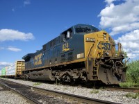 After being used by the crew of CSXT B786 to get some cars out of its way, CSXT 474 is at rest again at Beauharnois. 