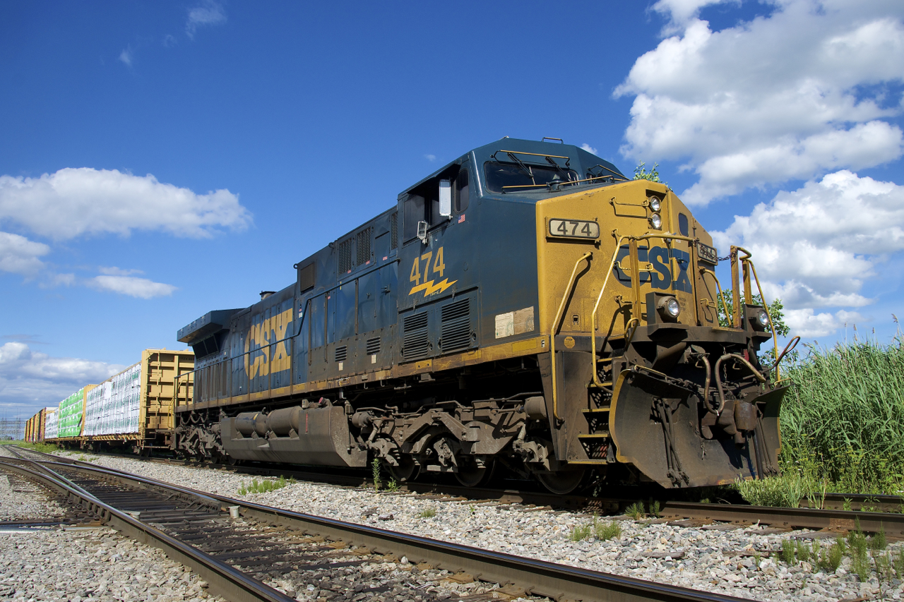After being used by the crew of CSXT B786 to get some cars out of its way, CSXT 474 is at rest again at Beauharnois.