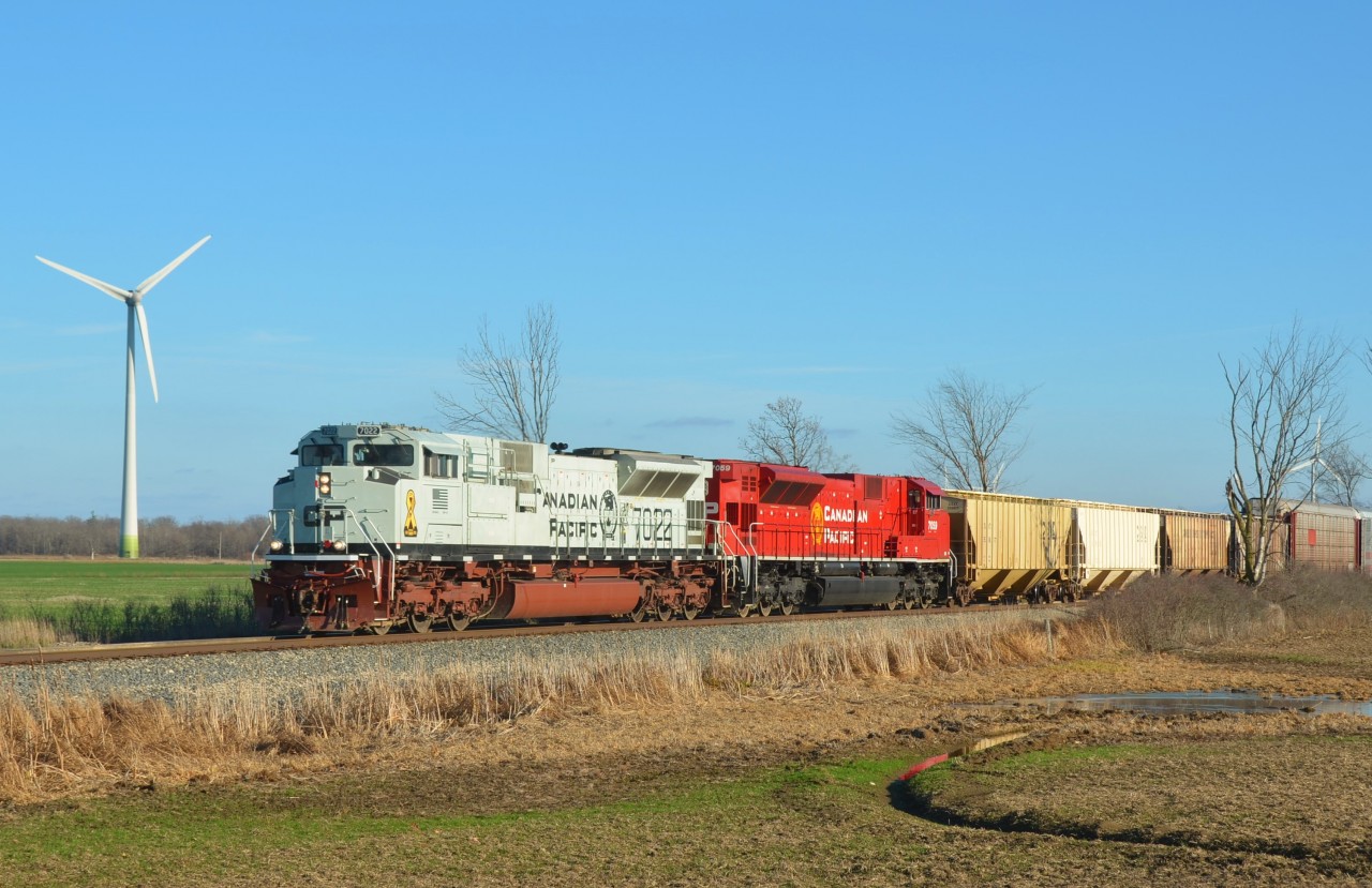 Day 2 of a 3-day railfanning weekend: CP 7022 and CP 7059 northbound #247, seen just after passing over Silverdale Rd on the way to Kinnear Yard in Hamilton.
