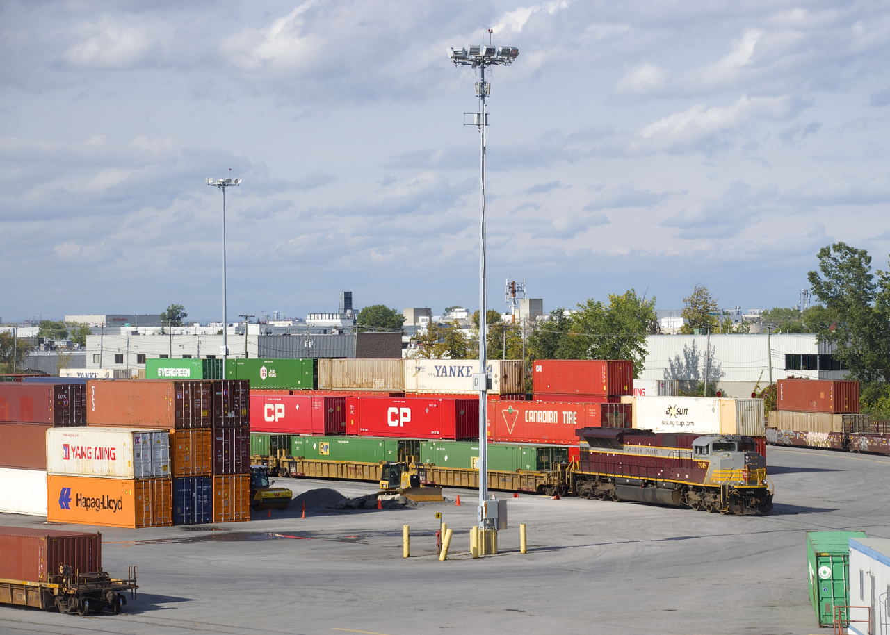 Stacks are all around as CP 142 does a set-off in Lachine IMS.