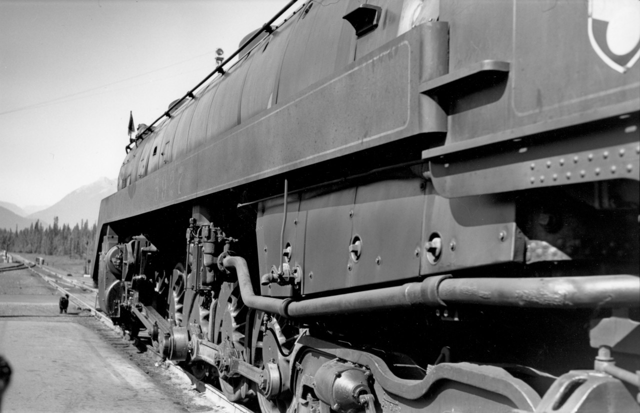 Engine 5927 at Banff station on second section of train 3