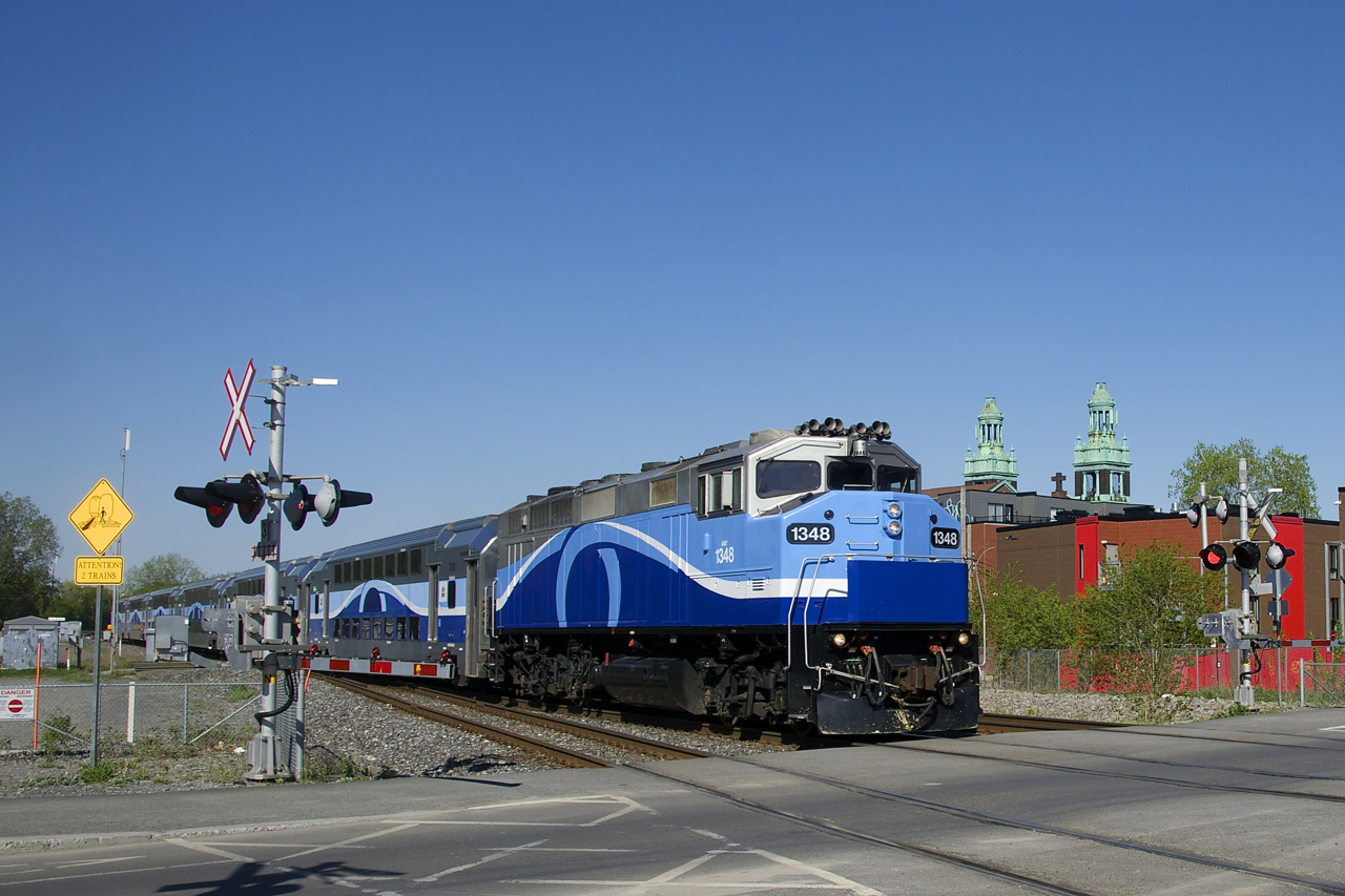 Bearing markings for neither AMT, nor EXO on its nose or long hood, F59PH AMT 1348 leads EXO 1209 over the Courcelle crossing as it heads towards its final destination of Mascouche.