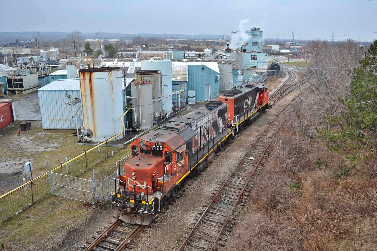 After catching 554 working Oakville, decided to try my luck at the wye in Burlington. Thankfully I brought my wide angle lens this time, 4726 sure has seen better days, but the noodle bleeding through is a nice treat.