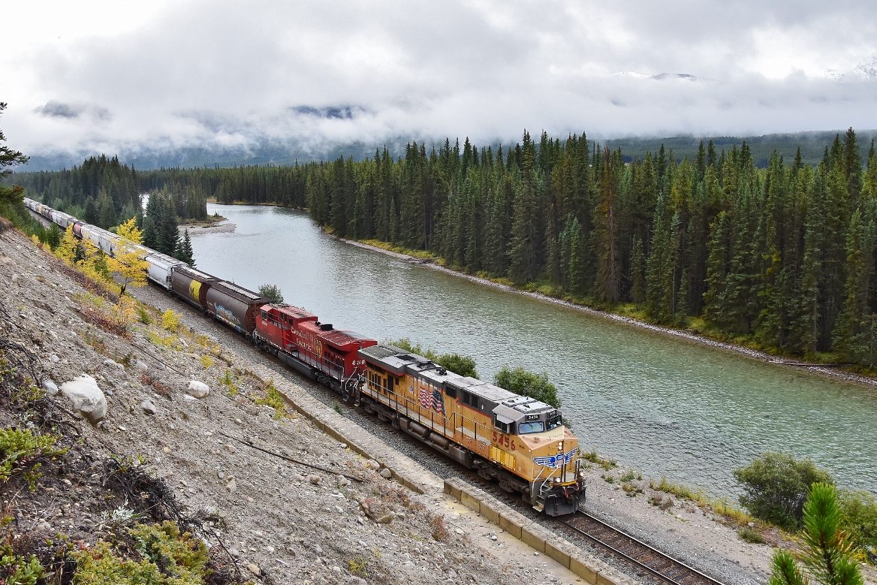 UP 5456 West  powers CPR grain load train  with  UP 5456 – CP 8566 and dpu KCS 4172 approaching Lake Louise


   GE AC45CCTE – GE AC44CW  and  dpu  EMD SD70ACe 


 near mile 100 Laggan Subdivision at the Storm Mountain lookout on the Bow Valley Parkway at 10:50 MDT Sept 17 2018 digital by S Danko


 what's interesting


  KCS #4172 shoving hard on UP 5456  West 


   KSC 4172   


 sdfourty