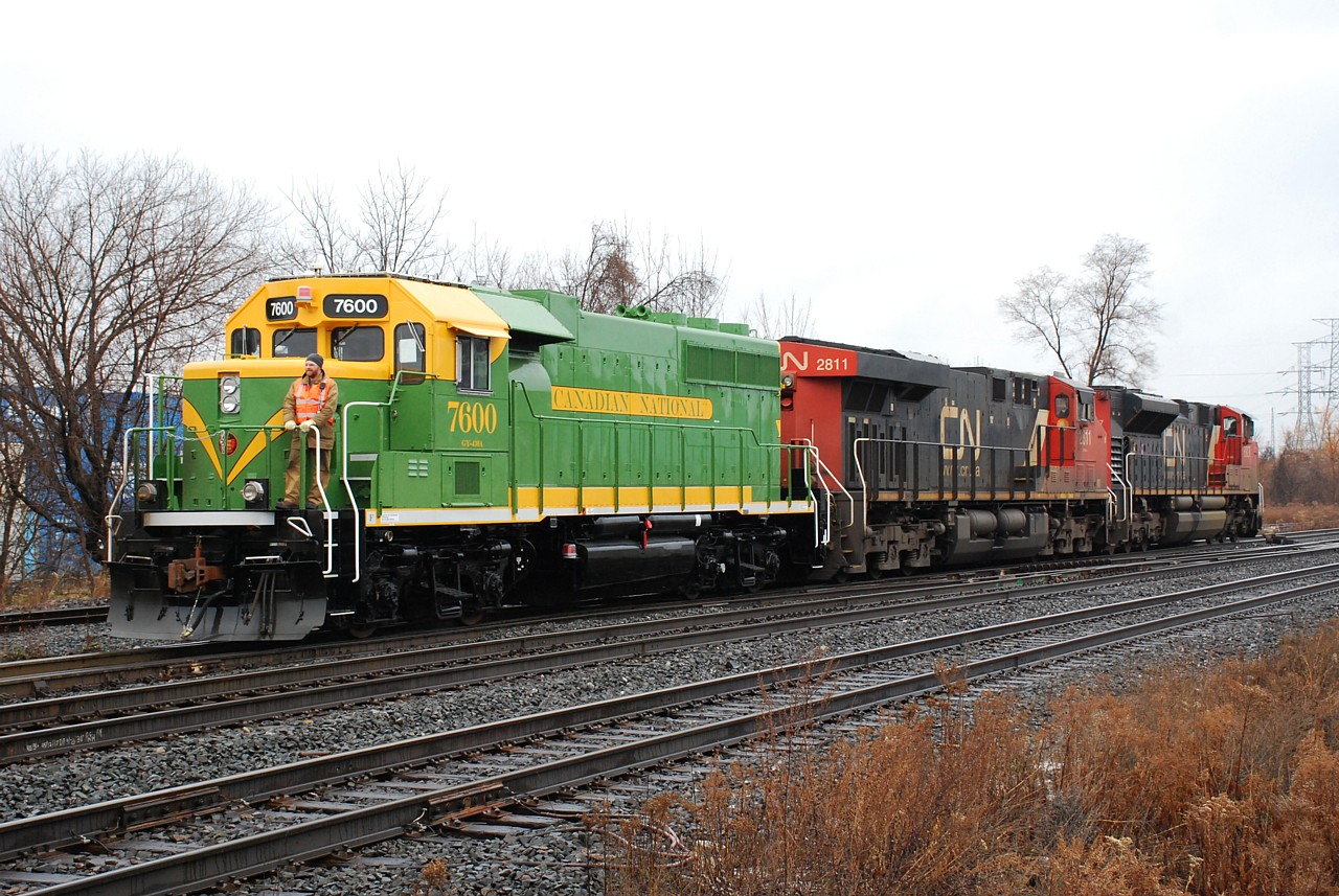 CN 148 has cut off of their train to make a lift at Aldershot.  Leading the reverse move is CN 7600, a new heritage-painted GP40-3 rebuild.  Yes, the green is incorrect but it still looks pretty good.  Maybe it'll look better with some road grime on it.  There's also a matching slug numbered 600, but it must be hitching a ride on another train.  When news broke of these GP40-3s I figured I'd never see one, assuming they would be assigned to major yards far out of view from the public.  So thank you to Joe and others that provided  heads up.  There's also a GP40-3 in Illinois Central black.  I'm interested to see what other paint schemes these GP40-3s come out wearing.
