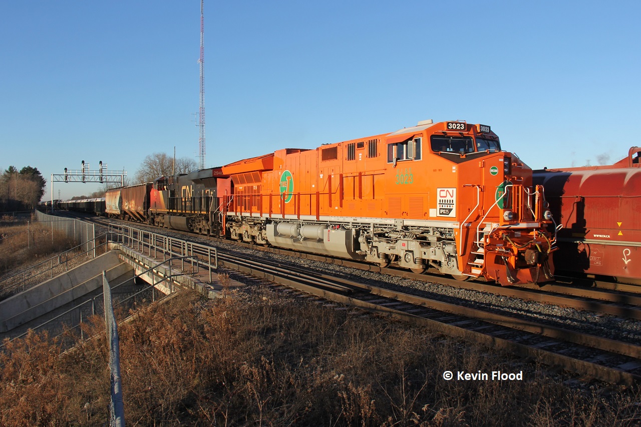 CN 394 finally heads through Aldershot East at King Rd. with heritage EJE unit 3023 and a lengthy train. Time was about 8:35.