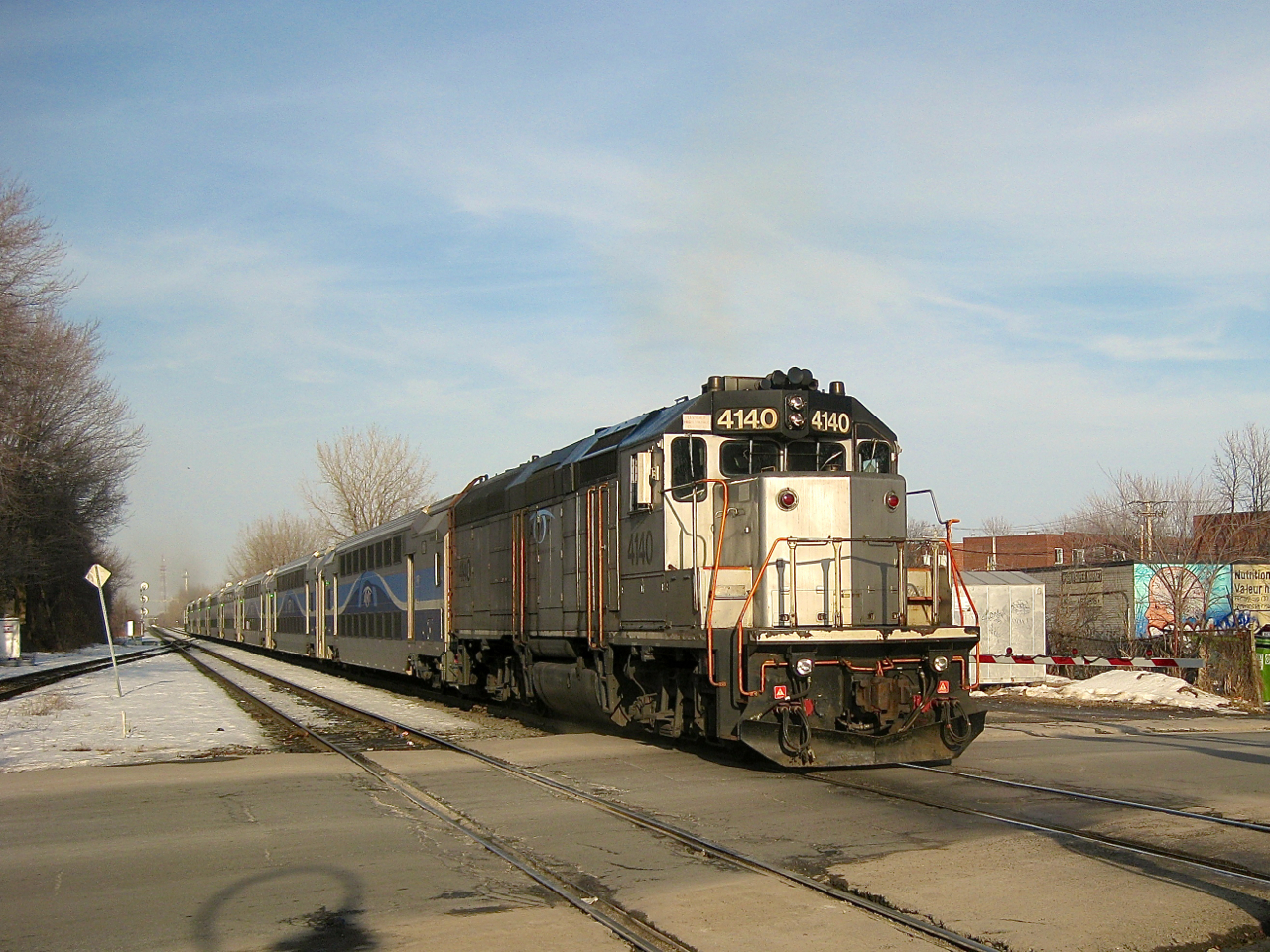 On lease to the AMT at the time, GP40FH-2 AMT 4140 pushes a deadhead move towards downtown Montreal.