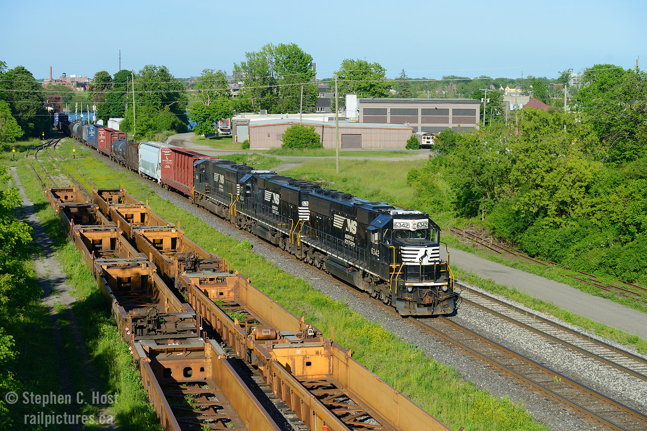 Adding to the Fort Erie pile by Rob and Arnold, here's a funeral train of sorts, and one that would largely have gone un-noticed. Trailing the pair of matching SD40E's is NS 2801, the last NS SD75i sent across the border for scrap at K&K Pickering. 2801 would join 3 others waiting in Fort Erie before heading east to Toronto.