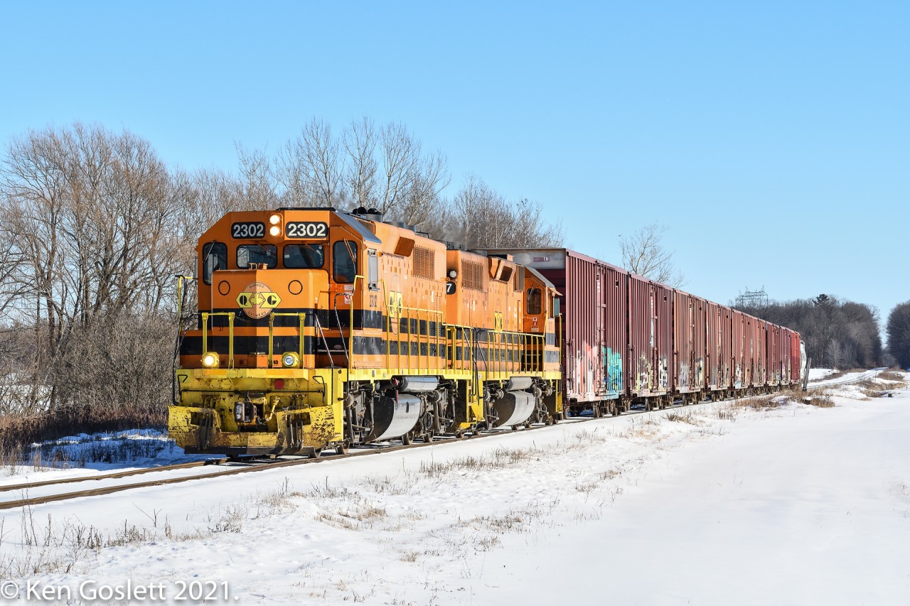 With empty newsprint boxcars in tow the QG heads west through St-Hermas.