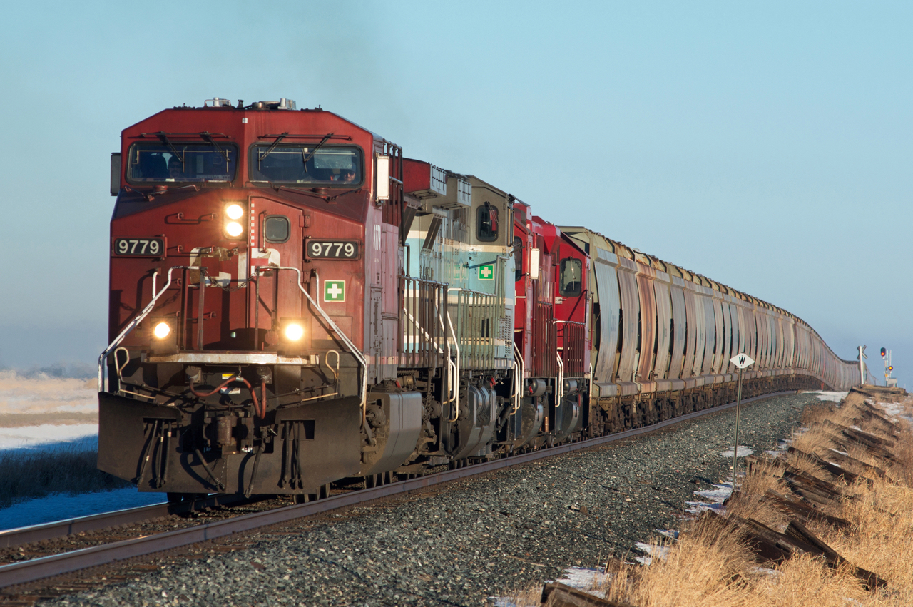 A second CP N08 makes it's way upgrade out of Grand Coulee Saskatchewan with CEFX 1002 second out.