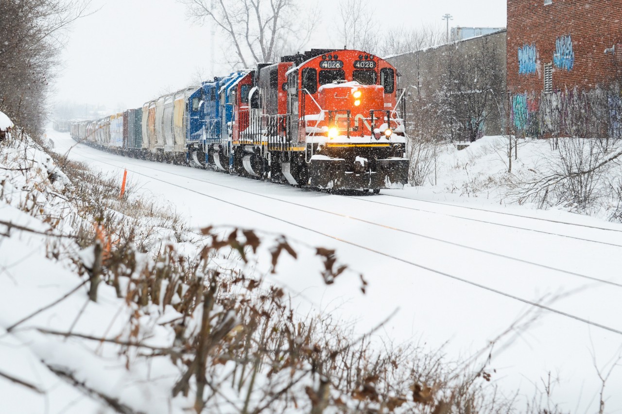 I’d usually be out on Boxing Day looking for deals on stuff but for obvious reasons I can’t do that. The roads are decently dead and really the only thing out there making noise on this end of town is 568’s engines as they do their switching duties on the east end of the yard building a train for Guelph. Hearing on the scanner that they’re looking for the light to head east with the 4028 once their work is done, I left home after hearing that as I knew the snow would kick things up photogenically with this veteran unit. I got here when they were just reversing back onto a cut of cars left by the previous L533 and as they started to pull for headroom, I pulled off this image which I’m pleased about as the snow just started calmly coming down as they passed the graffitied wall on the right drilling the east end of Kitchener Yard.