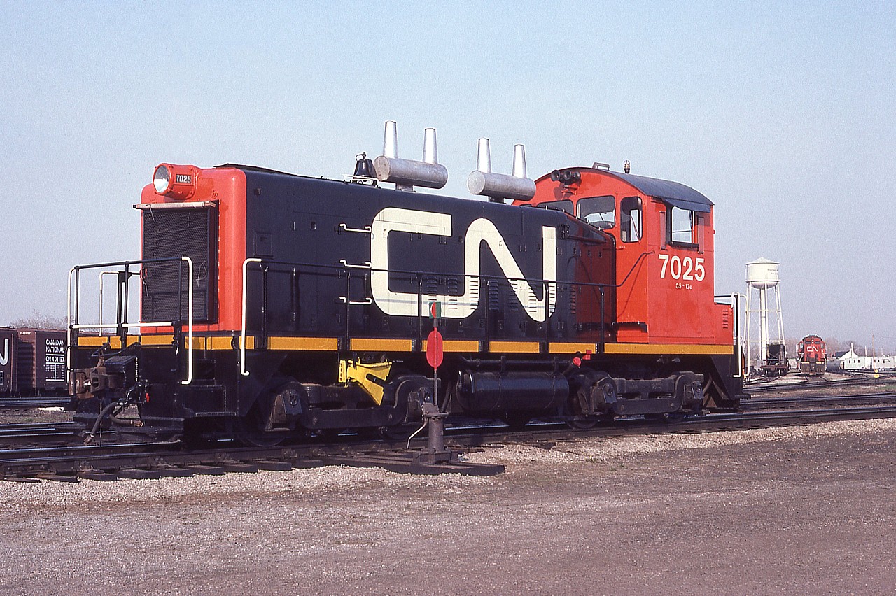 Brand New !!!!!   No, no, just the paint job though.  This SW1200 sure looks spiffy for a locomotive built in the 1950s! Begging for its portrait, you could say. I obliged.  The 7025 and many of its kin (7020-7034) underwent renumbering by 1985 into the 7700 series. CN should have stayed with quality paint like this when their SD70s began to make the scene......