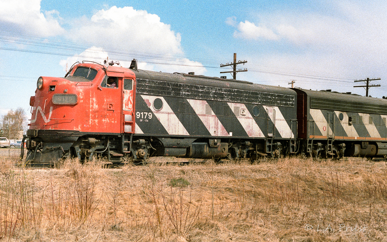 This photo goes with the one I posted earlier of the 9179. Having gathered up the loads, they are now headed out of the elevator track and will tie back onto the train. The total lack of a stripe along the bottom gives this unit a very distinctive look.