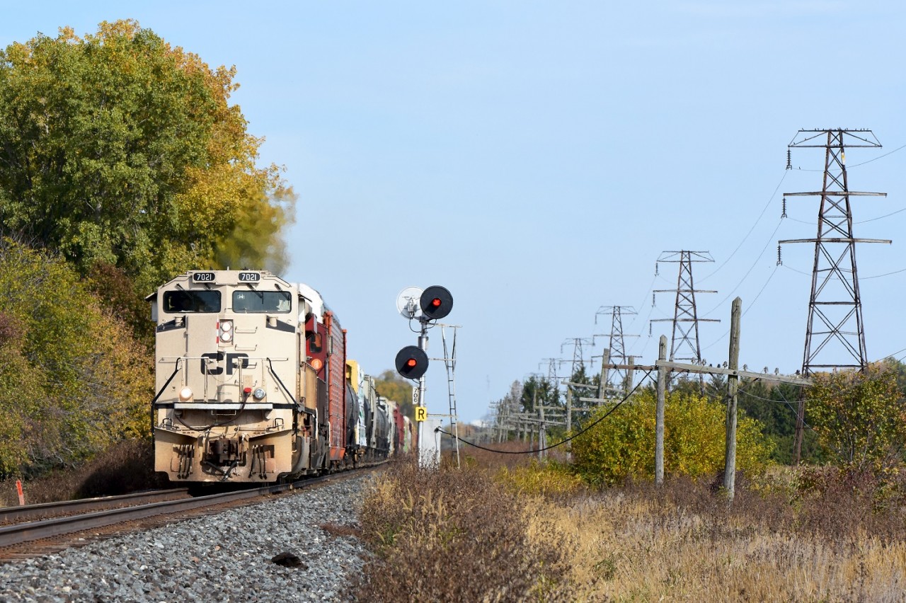 CP 141 blasts past the US&S staggered approach signal for the West side Ringold diamond in Chatham. Leading the way today is CP 7021, one of 5 painted in commemorative colours to honor the fallen.