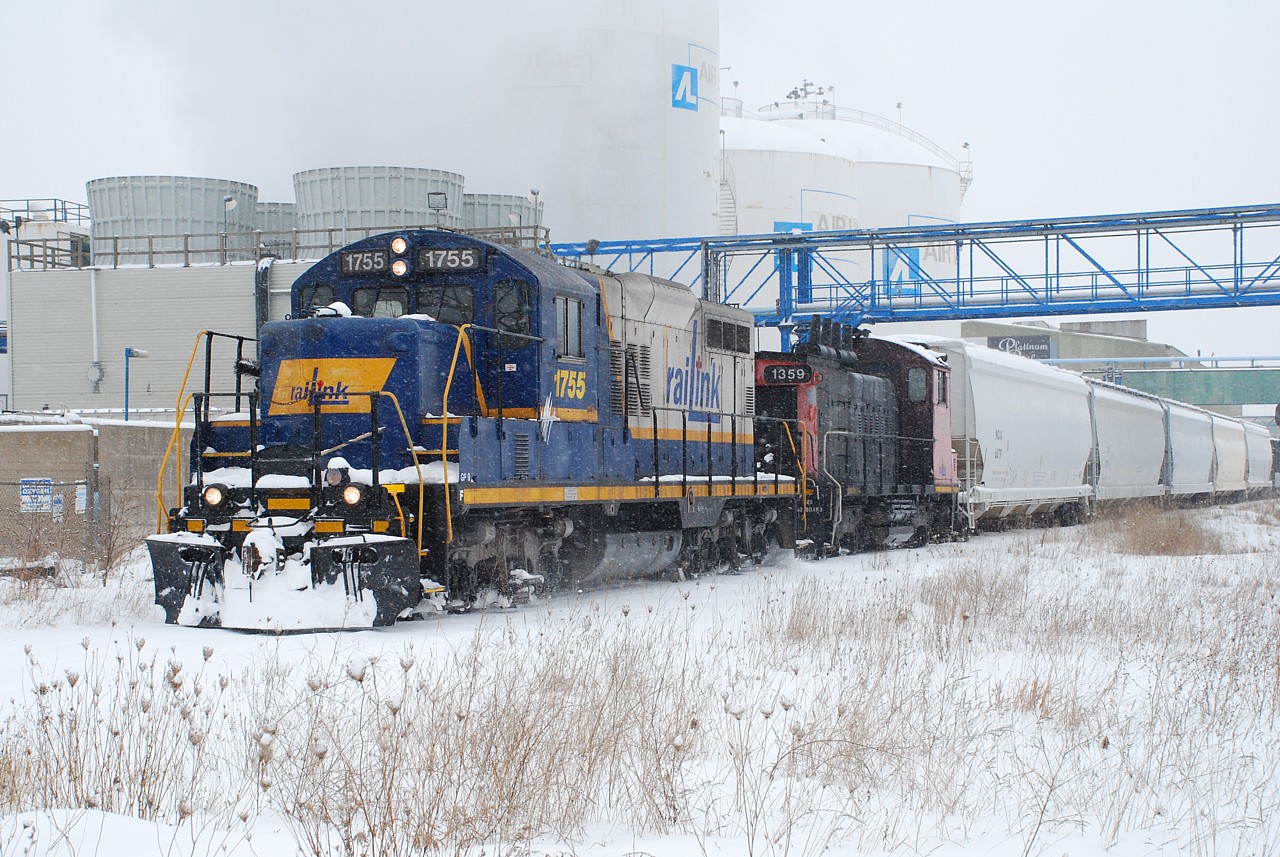 RLHH 1755 and 1359 pass the Air Liquide plant approaching Birmingham Street, in beautiful north end Hamilton, on a snowy January day.  Southern Ontario Railway was so close to home yet I rarely went on the hunt for them.  RaiLink is gone, and so is Southern Ontario Railway in Hamilton.  Don't take the local railway scene for granted!