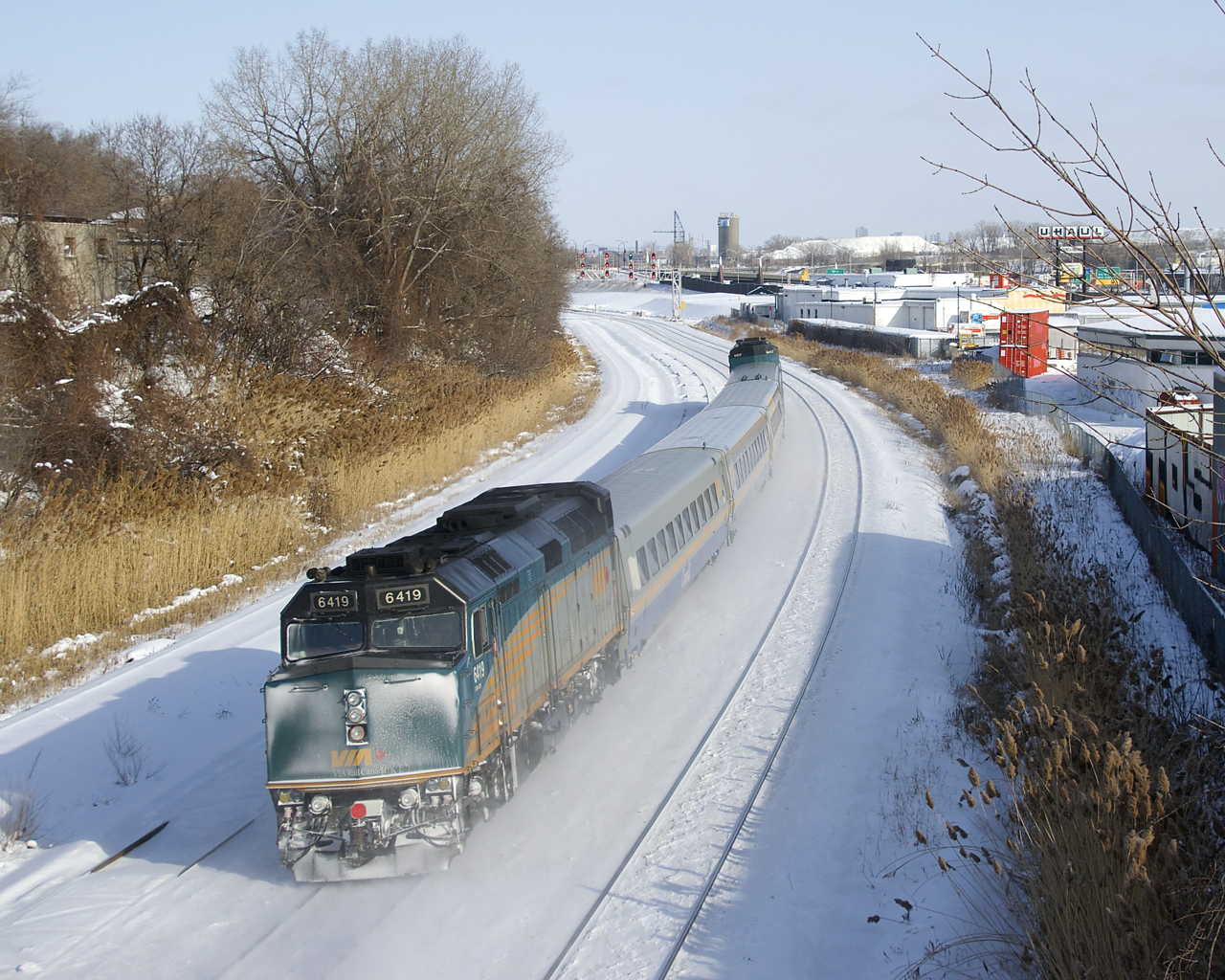 Frosty VIA 6419 brings up the rear of VIA 62 as it approaches a clear signal near Turcot Ouest.