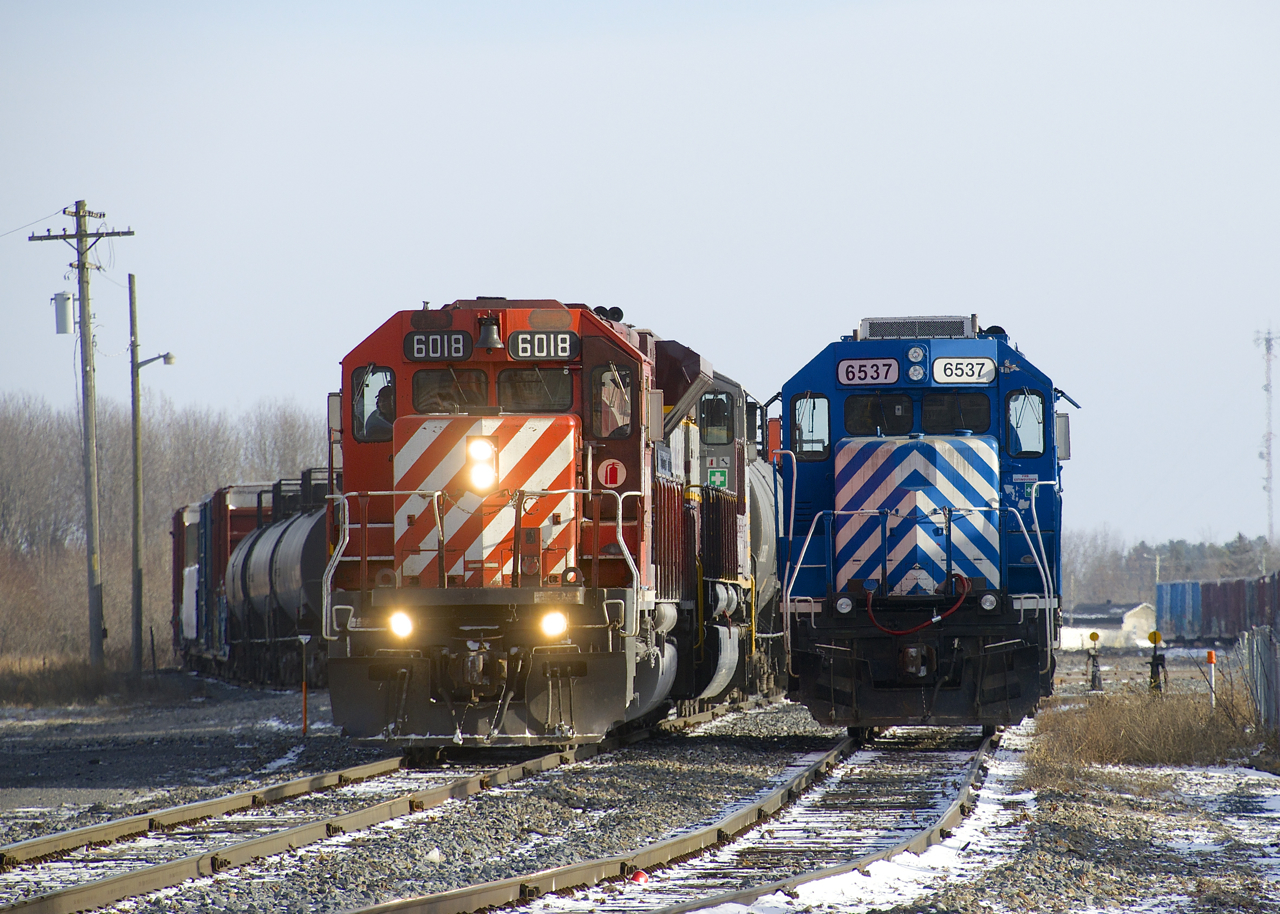 CP 6018 passes CEFX 6537 as the former backs CP 251 into Farnham Yard.