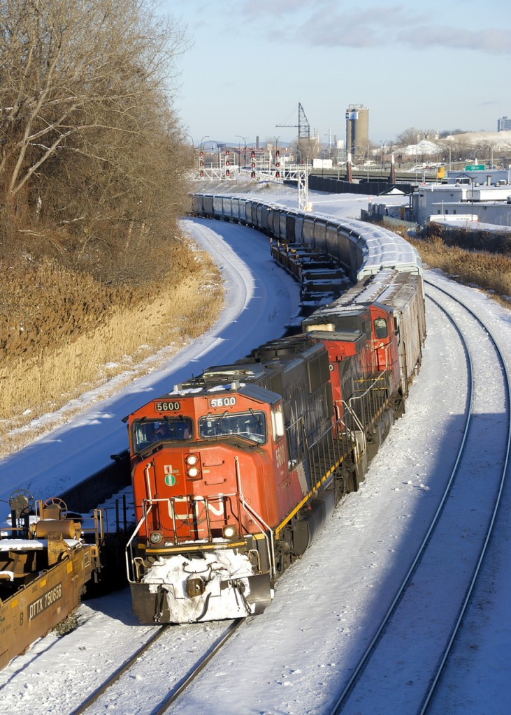 Class leaders CN 5600 and CN 2500 are the power on a 52-car CN 527 as it rounds a curve in Montreal West.