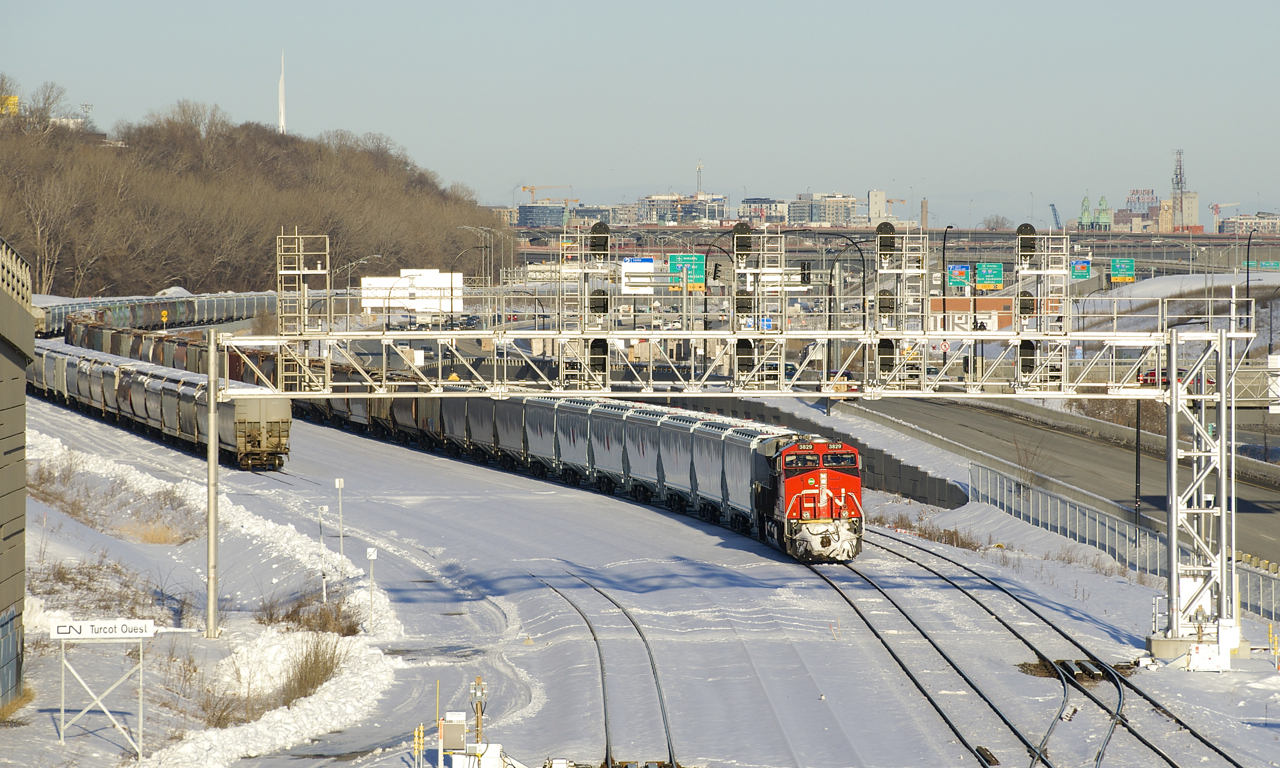 Empty grain train CN 875 is stopped at Turcot Ouest, about to get a new crew to take it to the next crew change spot at Belleville.