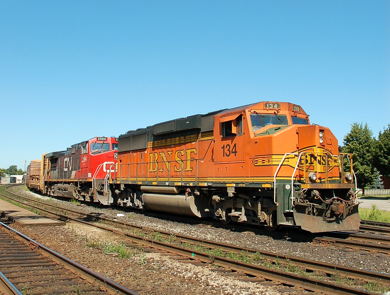 M39491 11 in the process of making a five car lift at Brantford. BNSF 139 and CN 2594 would eventually depart with 87 cars