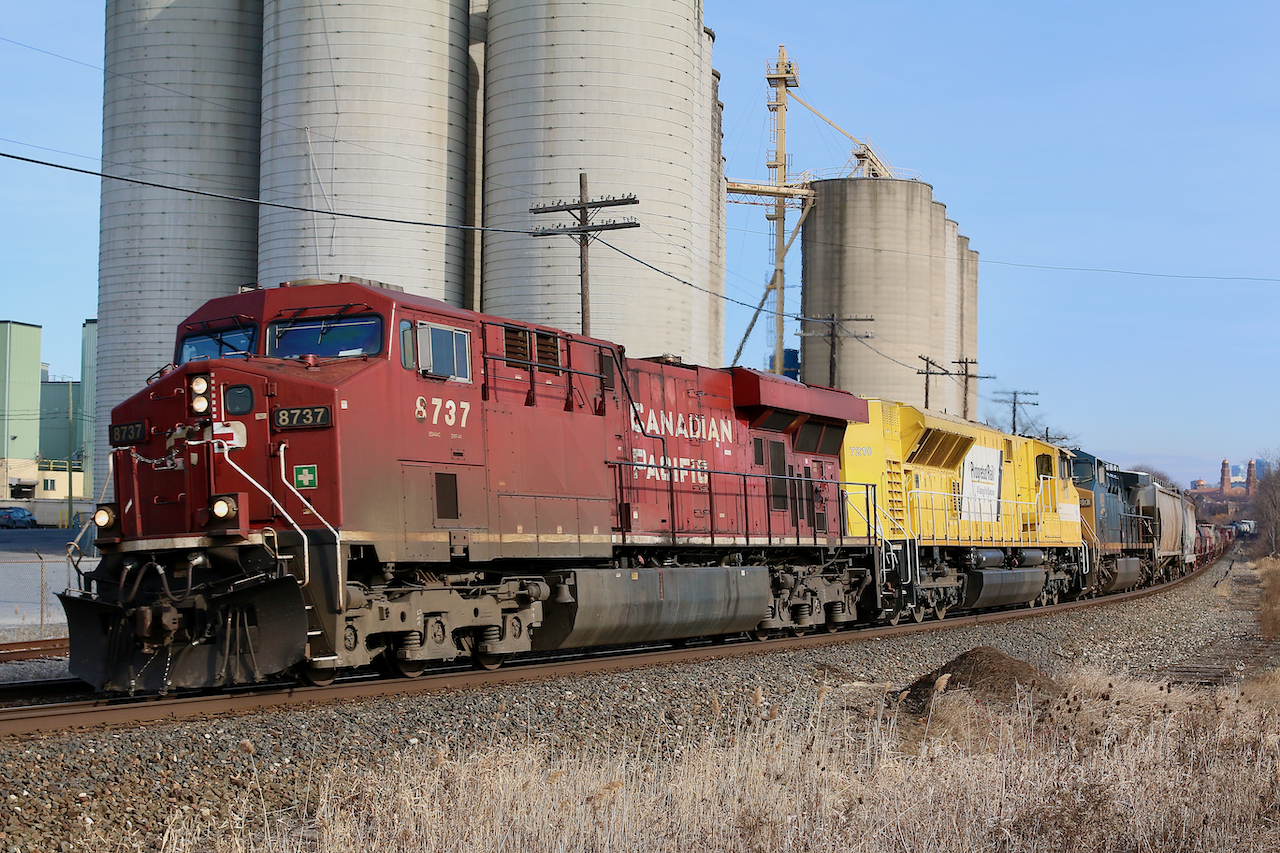 It is not very often we get something photo worthy on train 246. Thankfully today wasn't one of those days. This is the first Tier4 SD70 I have seen on CP as most seem to keep to the north and east of Streetsville. While I would guess the CSX will stay in Buffalo, the demonstrator should return on 247 tomorrow.