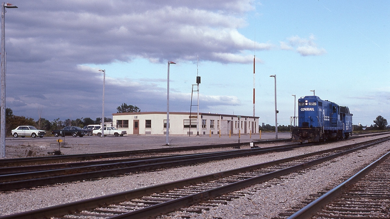 Conrail geep  5826  and hack ( van ) at TH & B  Welland


 CR 5826 appears to be a CR St.Thomas unit – too clean to be from any other CR terminal  


 ( note: geeps CR 5822 & CR 5824 were CR St.Thomas units ).


September 16, 1982 Kodachrome by S.Danko
