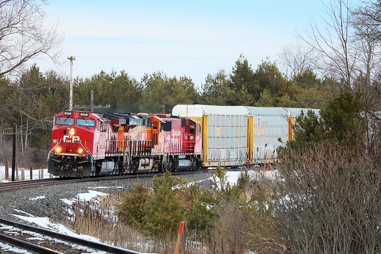 The days are getting longer. For the first time since daylight savings time ended, 147 appeared in daylight one a weekday in Cambridge. Better still, CP saved up a beauty; CP 8048, BNSF 6888, CP 6259 have the honours lugging only 5 racks on their way to Wolverton...and eventually Chicago.