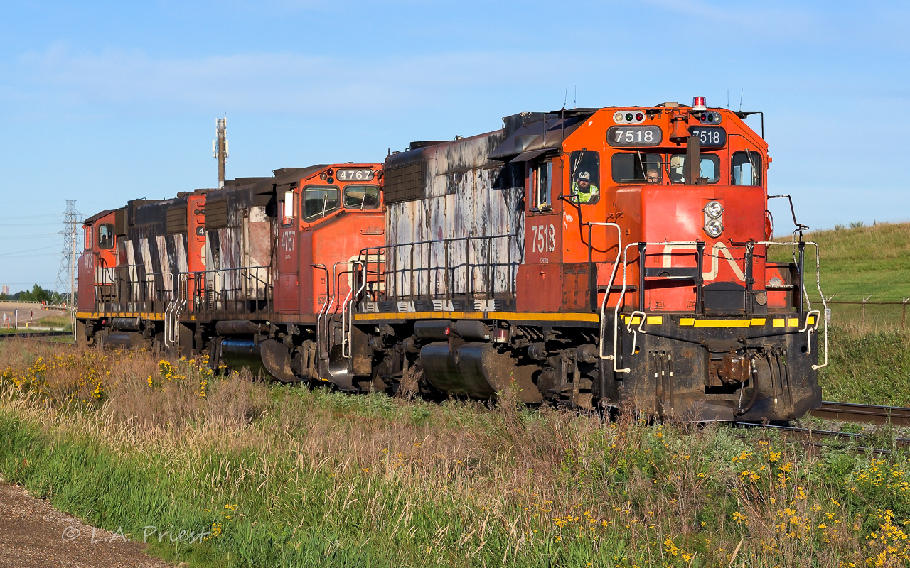 The early morning sun is pouring into the cab and it is time for the 7518's crew to head for the shop track. I saw them working in the Scona area as I drove down the Sherwood Park Fwy. I knew it would not be long until they came puttering home.