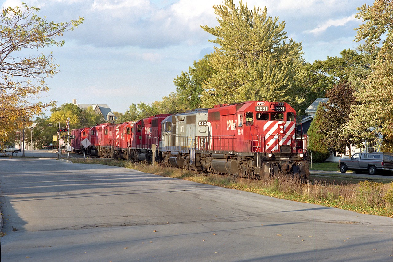 Sometimes you get fooled.
I parked my butt at Simcoe St and Ellis Lane (on other side of tracks) in anticipation of #521 having 3 or 4 units at best. But no. This time there are 7. It made for a rather disheveled appearance, all this power coming thru, but what the heck. I'll take it.
This is one of the few locations the sun is still predominate at this time of the day, which was probably around 1900 hrs or so as I used to head down to Niagara after dinner when most likely a train could be seen. The lineup consists of: CP 5691, HATX 404, CP 5639, 8228, 1807, 5519 and 1859.
The last unit is now working at Trillium. The third unit, 5639, I marked in my notes as "CPRS" as I often did to denote the new 'dual flags' paint scheme.