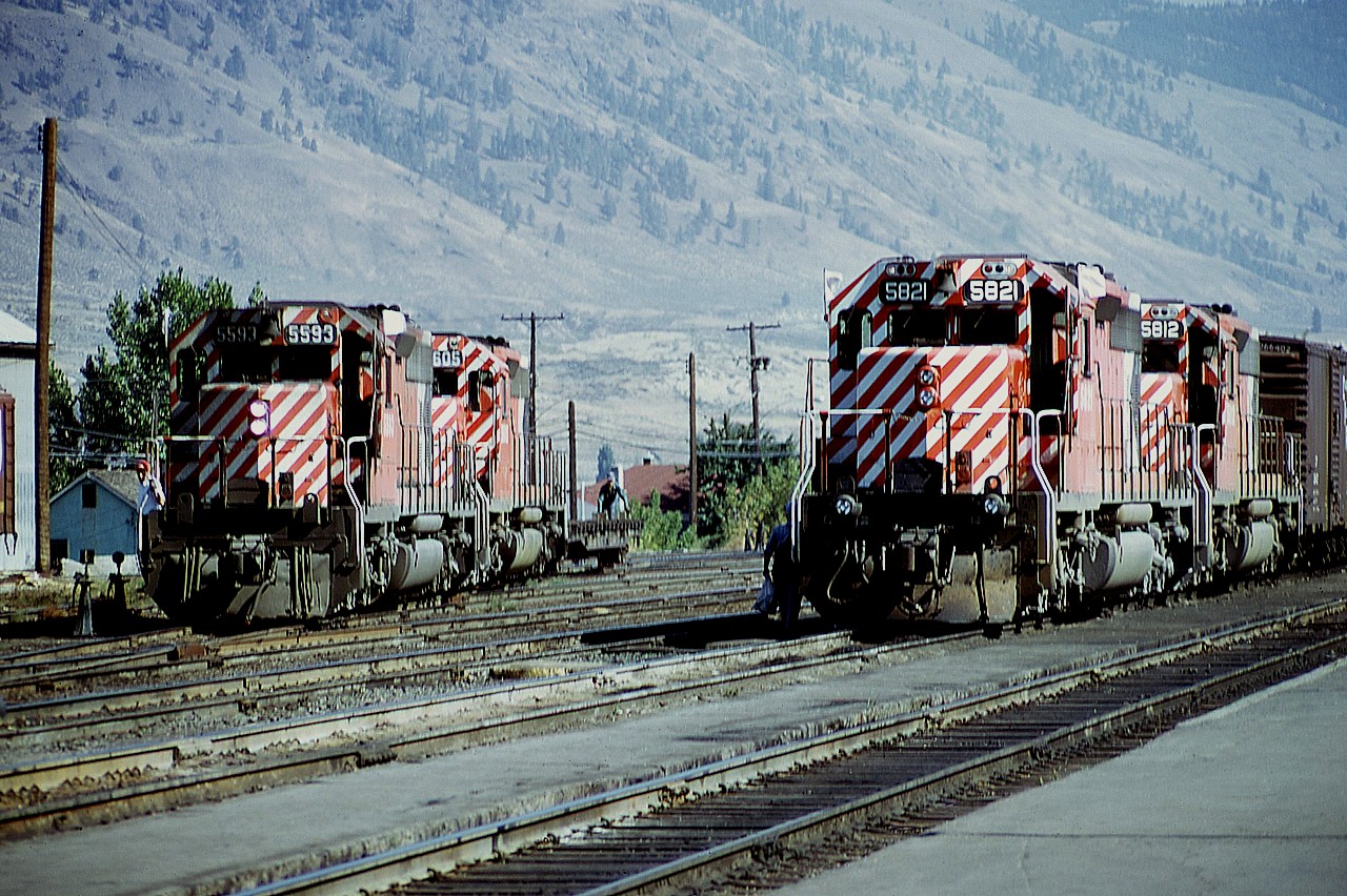 I loved the broad white strips on the end of the CP locomotives back in the day, and as well I was a fan of
the SD40s; as their styling and the fact many often were needed on the head end compared to the behemoths of today.....and out west in Kamloops I certainly got my fill when visiting back in 1975. Busy place, beautiful country.
Here we see 5593, 5605 and 5821, 5812 at work in the yard.