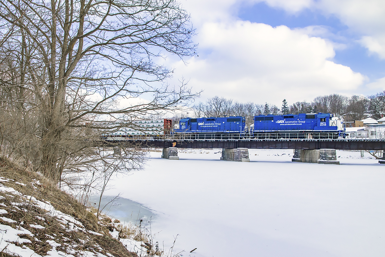 Trundling across the Speed River on the 1857-built Galt & Guelph Railway (Great Western Railway) trestle, L542 works its way home to Preston with two cars for Gillies Lumber.