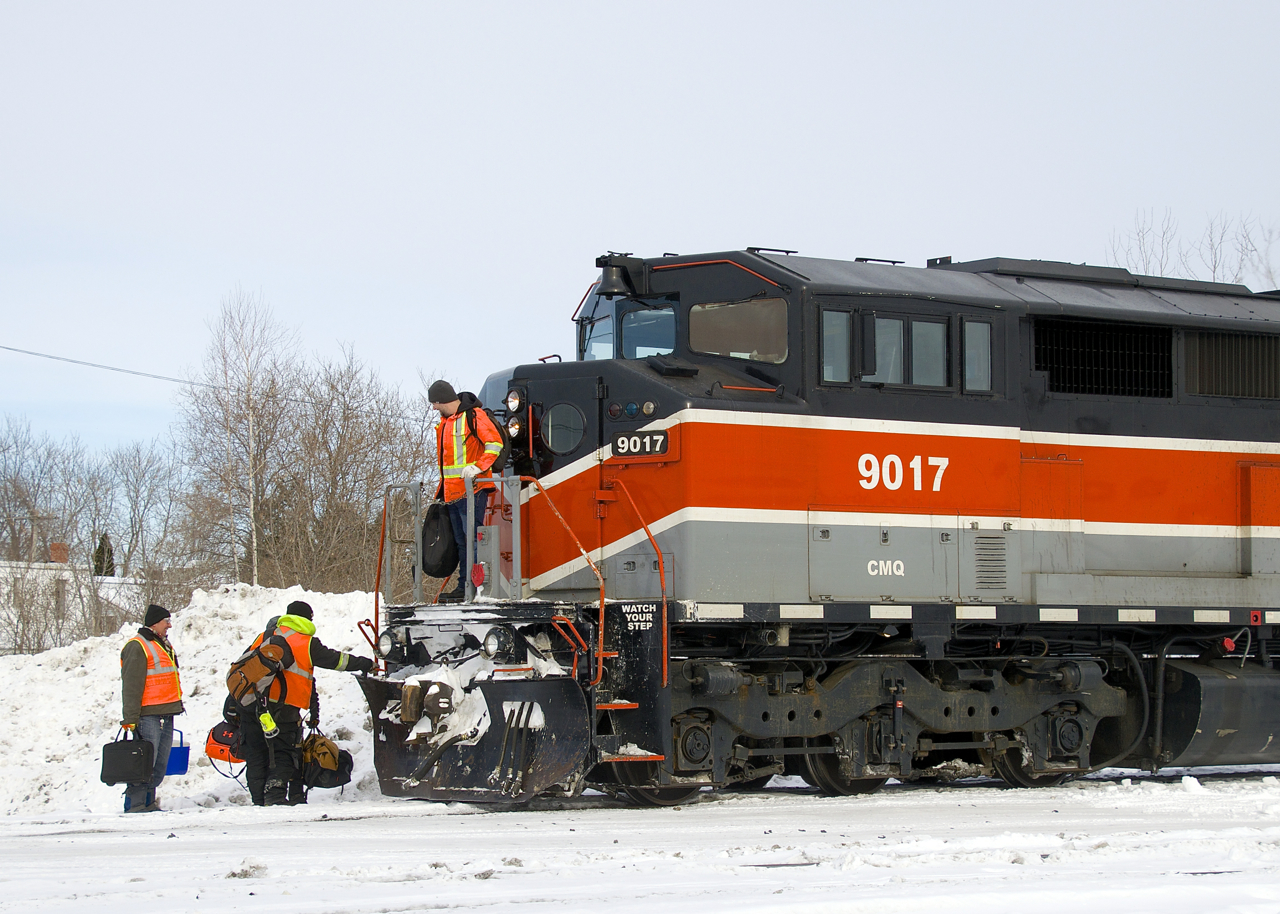 After arriving in Farnham Yard, CP 251 is changing crews.