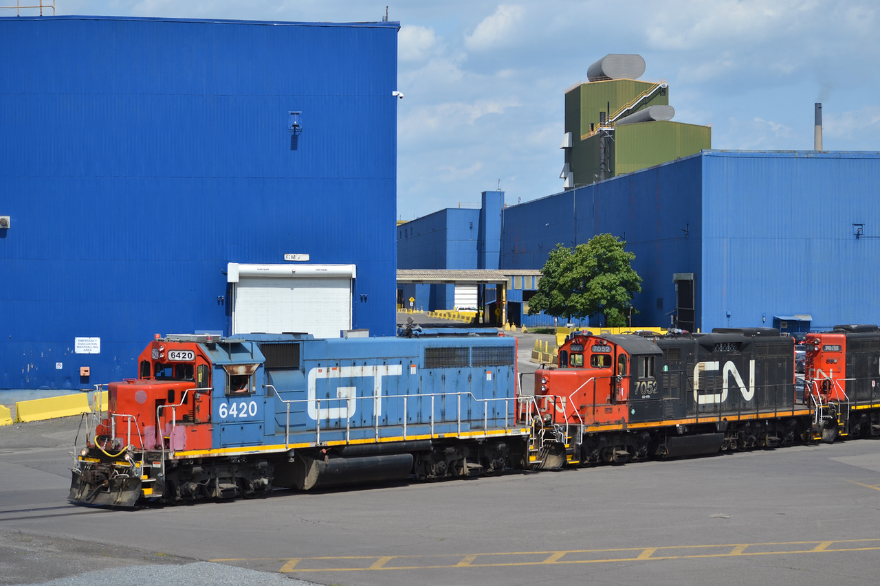 Here's another shot to warm everyone up on this rather chilly day. 6420 starts its pull out of Stelco and will make its run back to Stuart Street yard. This day must have been pushing nearly 30C outside, if anyone wants to go back and enjoy these statistics, here you go:https://www.timeanddate.com/weather/canada/hamilton/historic?month=8&year=2020