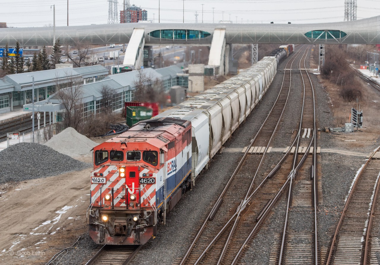BCOL 4620 leads a short L517 onto the CN York Subdivision at Liverpool Jct in Pickering, Onario.