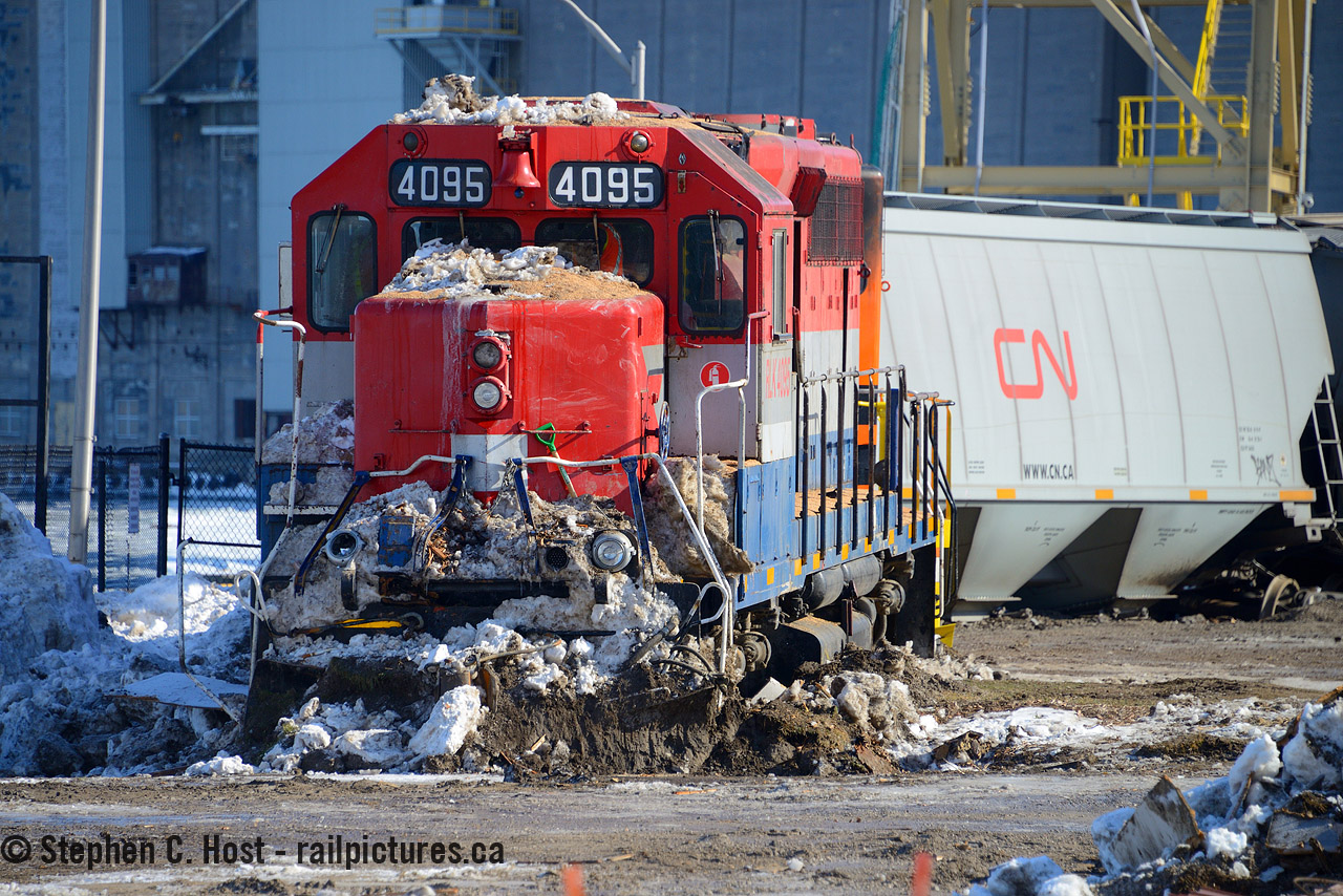 As many know on Feb 1 GEXR suffered a runaway  and derailment on Feb 1'st. Thankfully no one was hurt in this incident according to the OPP. RLK 4095 is quite damaged though, let's hope this rare straight GP40 is repaired for service.