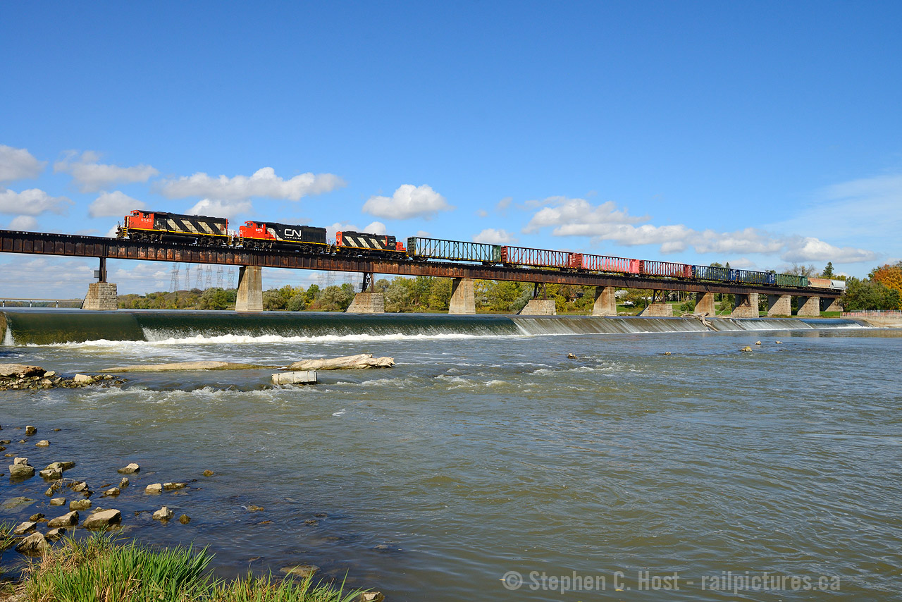 The Hagersville sub isn't the most scenic railway out there, but it does have its moments - Caledonia is by far the most scenic location and a must stop for any photographer. So not long after CN took the line back I took some time to follow 580 on a warm October day, so warm that the crew had the air conditioning full blast. This lashup was almost a complete return to 1997 again, save for the website on the middle unit. While the Hagersville sub has been shut down about 5 months now, rumours are rife it's about to start up again. I'm also told they had a similar shutdown in 2006 for 3 months.